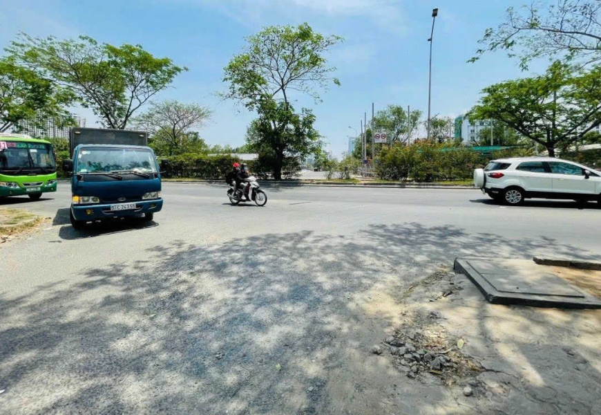Cho thuê đất mt hẻm lớn 10m,lô nhì MT hẻm 300 Nguyễn Văn Linh Q7. sau lưng showroom Oto, thông Nguyễn Thị Thập.cách mt đường 30m