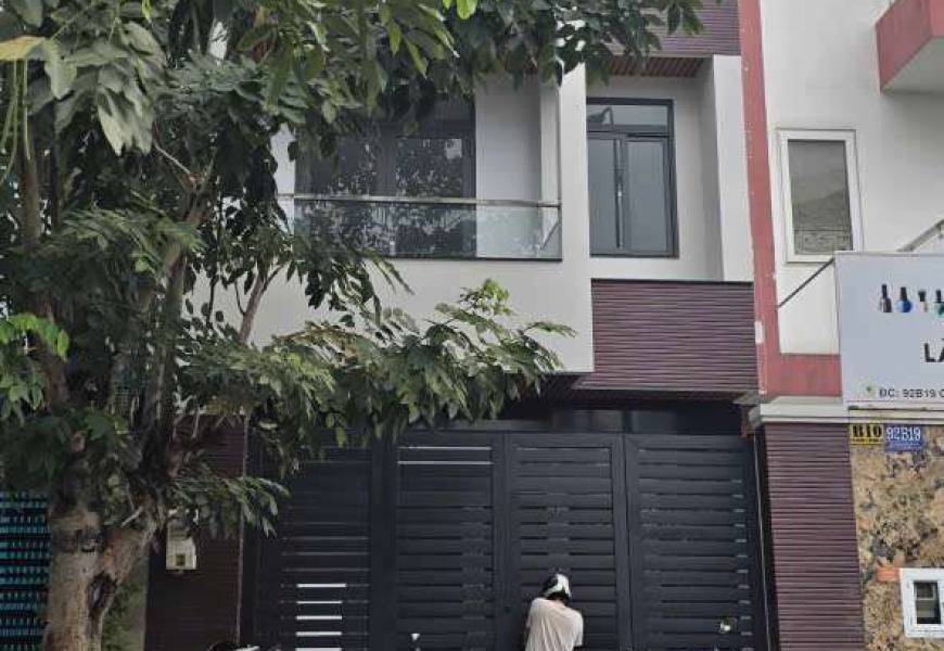 Chỉ 15tỷ TL..Ngang 5x25m..đường 14m Bán nhà 4 tầng MT đường 14m,khu savimes ngay chợ Phú Thuận Q7