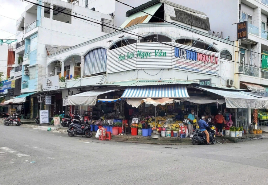 BÁN SIÊU PHẨM - VÌ TRI  VÀNG Q7  NHÀ  CĂN GỐC   MTKD ĐẮC ĐỊA  NHỘN NHỊP 24/ 7  NGAY CỔNG CHỢ TÂN QUY ĐƯỜNG SỐ 15 PH TÂN QUY Q7