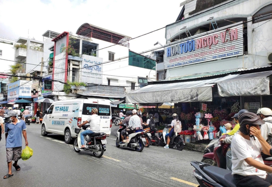 BÁN SIÊU PHẨM - VÌ TRI  VÀNG Q7  NHÀ  CĂN GỐC   MTKD ĐẮC ĐỊA  NHỘN NHỊP 24/ 7  NGAY CỔNG CHỢ TÂN QUY ĐƯỜNG SỐ 15 PH TÂN QUY Q7