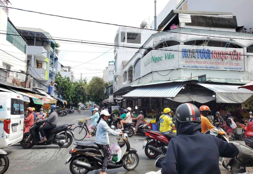 BÁN SIÊU PHẨM - VÌ TRI  VÀNG Q7  NHÀ  CĂN GỐC   MTKD ĐẮC ĐỊA  NHỘN NHỊP 24/ 7  NGAY CỔNG CHỢ TÂN QUY ĐƯỜNG SỐ 15 PH TÂN QUY Q7