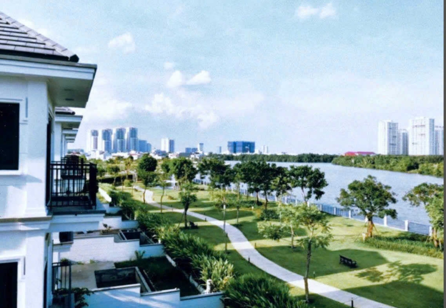 Khu compoud..Mặt Sông hiếm bán..View Đẹp..276m..Giá 40 tỷ TL Biệt thự đơn lập liền kề sông lớn của Nine South,không gian phía sông thoáng và tách biệt với các dãy nhà phố bên trong. Đây cũng là nhóm biệt thự có khuôn đất lớn của dự án