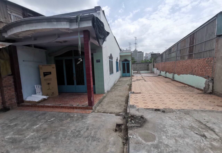 6.85 TỶ HAI LÔ LIỀN KỀ HẺM 1419 LÊ VĂN LUONG -NHÀ BÈ DT : 10X 24,5 : XD TỰ DO TIỆN XD NHÀ TRỌ ..NHÀ BIỆT THỰ VƯỜN KHU DCHH ..YÊN TỈNH .. SỔ HỒNG BST GIÁ : 6,85 TỶ ( THNG LNG TÍ) LH 0702275588 SP140