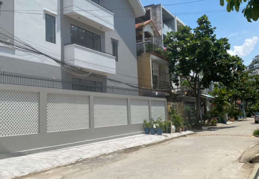 27,5 TỶ BÁN BIỆT THỰ GÓC 2 MẶT TIỀN ĐƯỜNG KHU TÂN AN HUY Q7,KẾ BÊN LOTTE MARK QUẬN 7 DT 10,2X21M,NHÀ 1 TRỆT 2 LẦU SÂN THƯỢNG, NHÀ MỚI 100%,CÓ 5PN,1 PHÒNG KHÁCH,1 PHÒNG LÀM VIỆC,1 GARAGA OTO,1 BẾP,1 PHÒNG KHÁCH LỚN,SÂN VƯỜN TRÊN SÂN THƯỢNG GIÁ 27,5TY TL CC