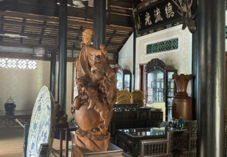 BIỆT THỰ CỔ SÂN VƯỜN - NGUYỄN KHOÁI - QUẬN 4 .....309m2=> Giá 18tỷ TL Biệt Thự xây hoàn toàn bằng Gỗ quý, Xung Quanh Trồng Cây Cảnh, Hòn Non Nước, Không Gian Mát Mẻ, Yên Tĩnh Trong Lành