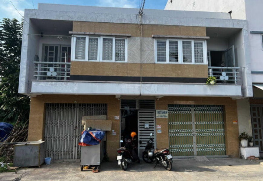 Cần bán dãy nhà trọ sinh viên khu B làng đại học.  Dãy trọ khu vip DT 10m x 30m, đường 12m, tổng 12 phòng(làm thêm được 6 phòng,tc 18 phòng) thu nhập hiện tại trên 30tr/tháng