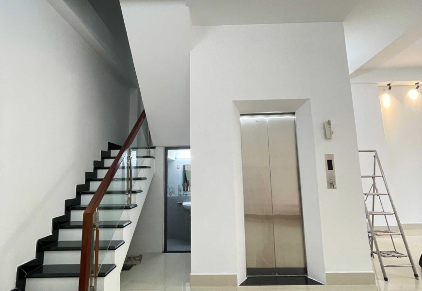 Cho thuê nhà hxh căn góc 2 mặt tiền sát đường Lâm văn Bền, P. Tân Kiểng, Quận 7