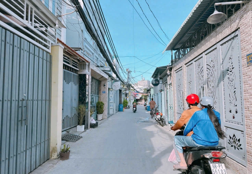 Bán nhà hẻm đường Tân Mỹ, (Quận 7). Cách đường xe hơi vài bước chân