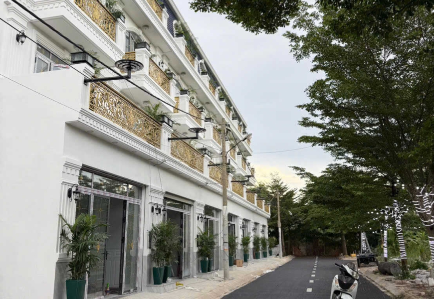 Bán Dãy 9 Căn  Nhà Phố Tân Cổ Điển KDC Phúc An  Đường Đào Tông Nguyên , Nhà Bè  - 5m x 16m - Cạnh Phú Mỹ Hưng 