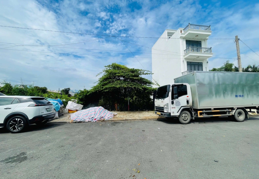 Bán lô đất 3 mặt tiền 600m thổ và 400m ngoài (tổng 1000m2)  đường số lâm văn bền,Q7