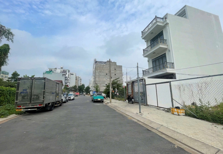 Bán lô đất 3 mặt tiền 600m thổ và 400m ngoài (tổng 1000m2)  đường số lâm văn bền,Q7