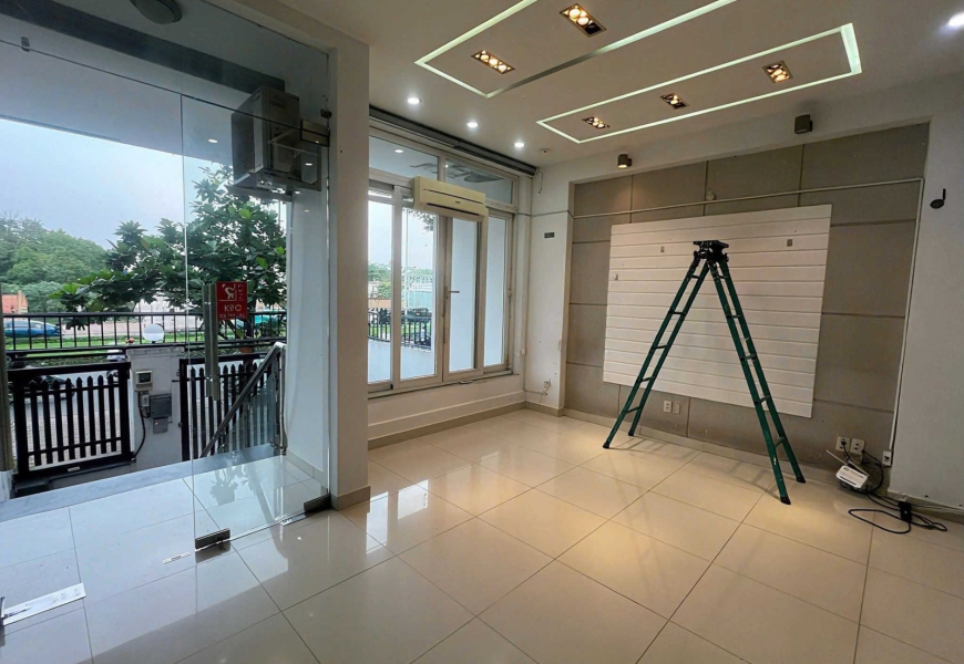 Cho thuê mặt bằng đường D4 Khu Him Lam Q7 