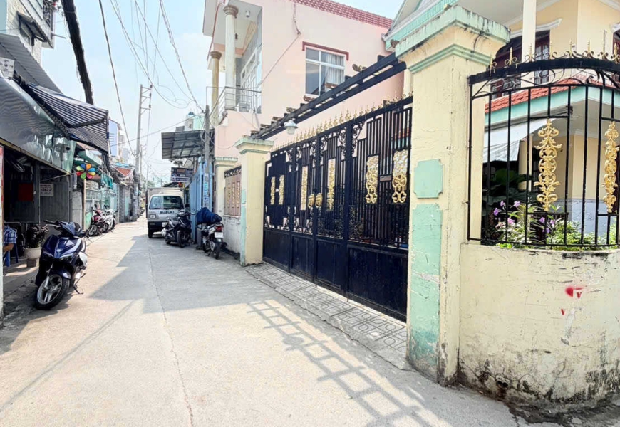 NHÀ ĐẸP - 1 LẦU,, GÓC 2 MẶT TIỀN RẤT THOÁNG - VỊ TRÍ KINH DOANH - XE HƠI  CHẠY TỚI NHÀ - KẾ QUẬN 7 