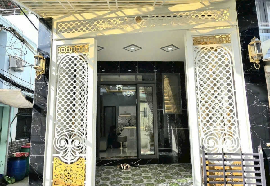 NHÀ ĐẸP - 1 LẦU,, GÓC 2 MẶT TIỀN RẤT THOÁNG - VỊ TRÍ KINH DOANH - XE HƠI  CHẠY TỚI NHÀ - KẾ QUẬN 7 