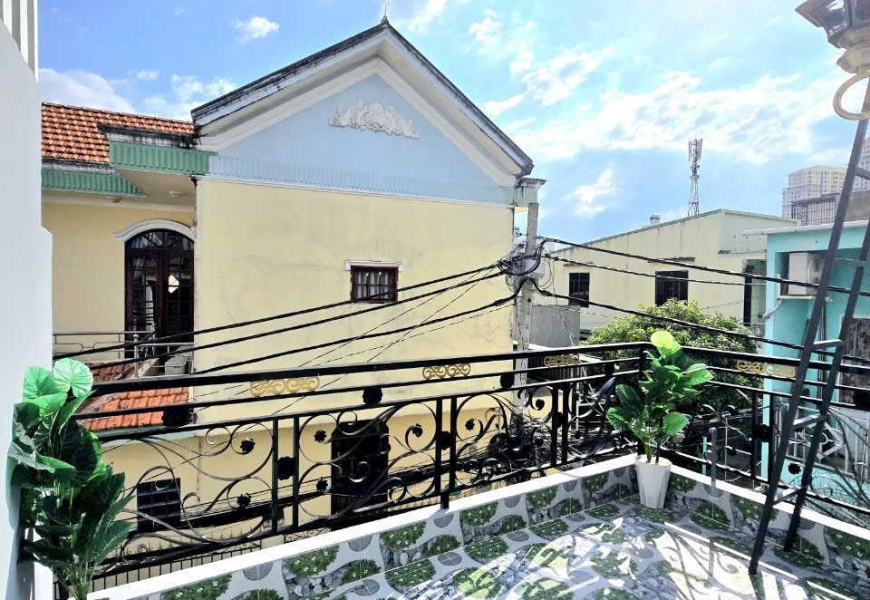 NHÀ ĐẸP - 1 LẦU,, GÓC 2 MẶT TIỀN RẤT THOÁNG - VỊ TRÍ KINH DOANH - XE HƠI  CHẠY TỚI NHÀ - KẾ QUẬN 7 