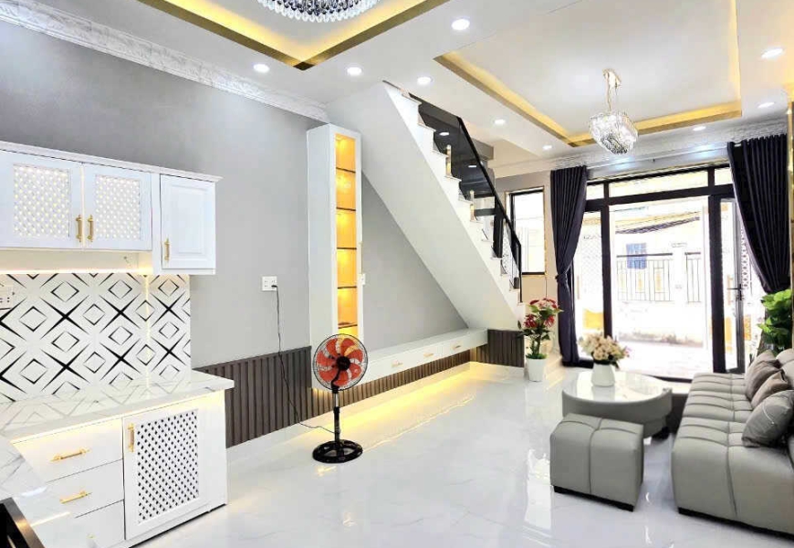 NHÀ ĐẸP - 1 LẦU,, GÓC 2 MẶT TIỀN RẤT THOÁNG - VỊ TRÍ KINH DOANH - XE HƠI  CHẠY TỚI NHÀ - KẾ QUẬN 7 