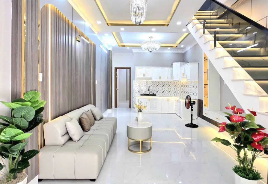 NHÀ ĐẸP - 1 LẦU,, GÓC 2 MẶT TIỀN RẤT THOÁNG - VỊ TRÍ KINH DOANH - XE HƠI  CHẠY TỚI NHÀ - KẾ QUẬN 7 