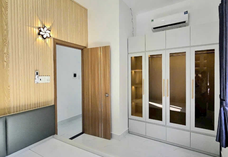 NHÀ ĐẸP - 1 LẦU,, GÓC 2 MẶT TIỀN RẤT THOÁNG - VỊ TRÍ KINH DOANH - XE HƠI  CHẠY TỚI NHÀ - KẾ QUẬN 7 