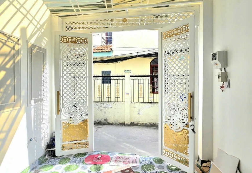 NHÀ ĐẸP - 1 LẦU,, GÓC 2 MẶT TIỀN RẤT THOÁNG - VỊ TRÍ KINH DOANH - XE HƠI  CHẠY TỚI NHÀ - KẾ QUẬN 7 