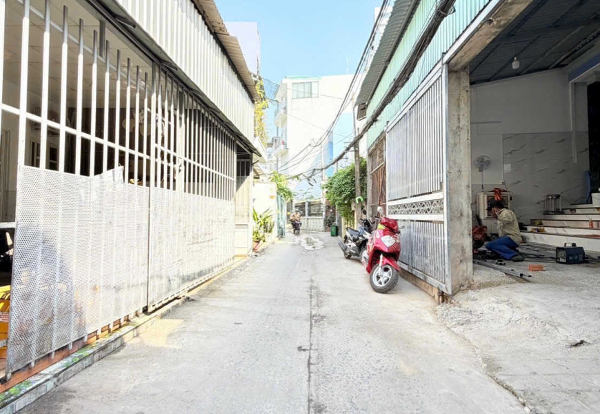 SIÊU PHẨM MỚI XUẤT HIỆN - 2 LẦU + SÂN THƯỢNG TRƯỚC - VỊ TRÍ MẶT TIỀN KINH DOANH - XE HƠI CHẠY TỚI NHÀ - HẺM 1027 THÔNG QUA 1113 - QUẬN 7