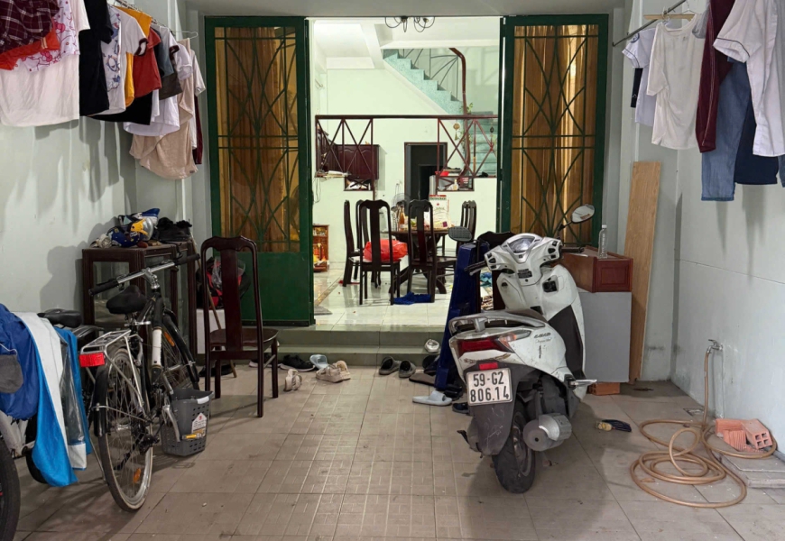 cho thuê nhà .diện tích 4*20, tầng trệt cải tạo thoải mái để kinh doanh, giá 20tr/ tháng ko giảm, trên 2 phòng có máy lạnh, phòng trệt ko có máy lạnh