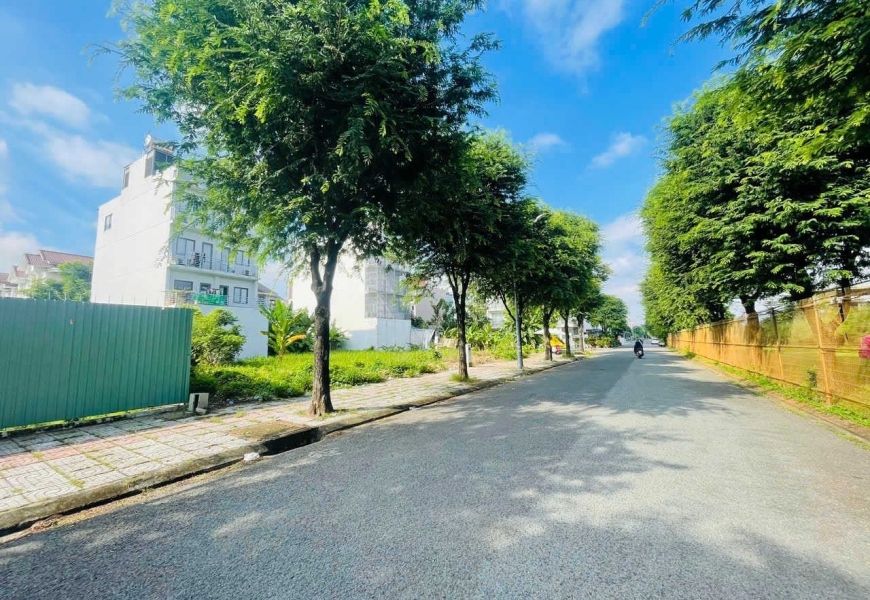 bán 7 lô đất khu Sadeco ven sông Tân phong,Q7