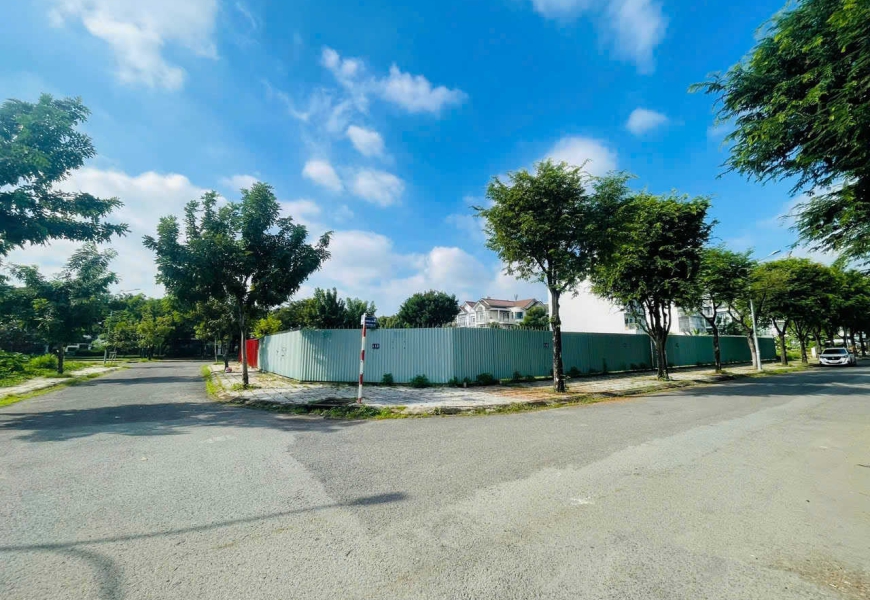 bán 7 lô đất khu Sadeco ven sông Tân phong,Q7