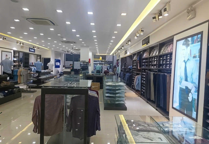 Cho thuê mặt bằng trống suốt vị trí sầm uất kinh doanh trên tuyến đường Huỳnh tấn phát, Quận7