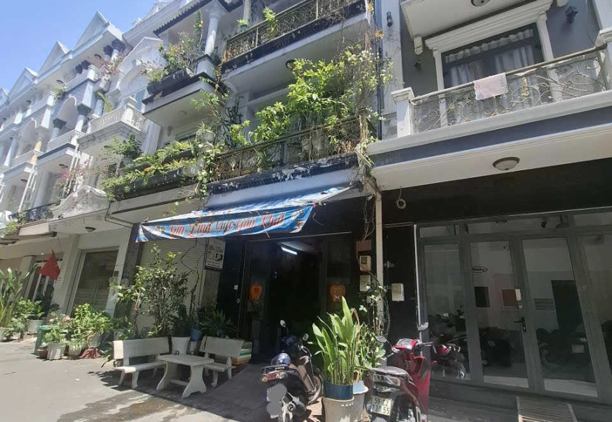 BÁN NHÀ CÒN MỚI (Q7) Bán nhà khu nhà phố đường Hoàng Quốc Việt, đối diện sân Vận Động Bộ Công An, sát bên khu Đô thị Phú Mỹ Hưng