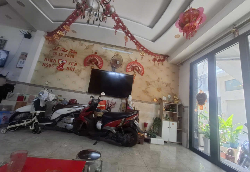 BÁN NHÀ CÒN MỚI (Q7) Bán nhà khu nhà phố đường Hoàng Quốc Việt, đối diện sân Vận Động Bộ Công An, sát bên khu Đô thị Phú Mỹ Hưng