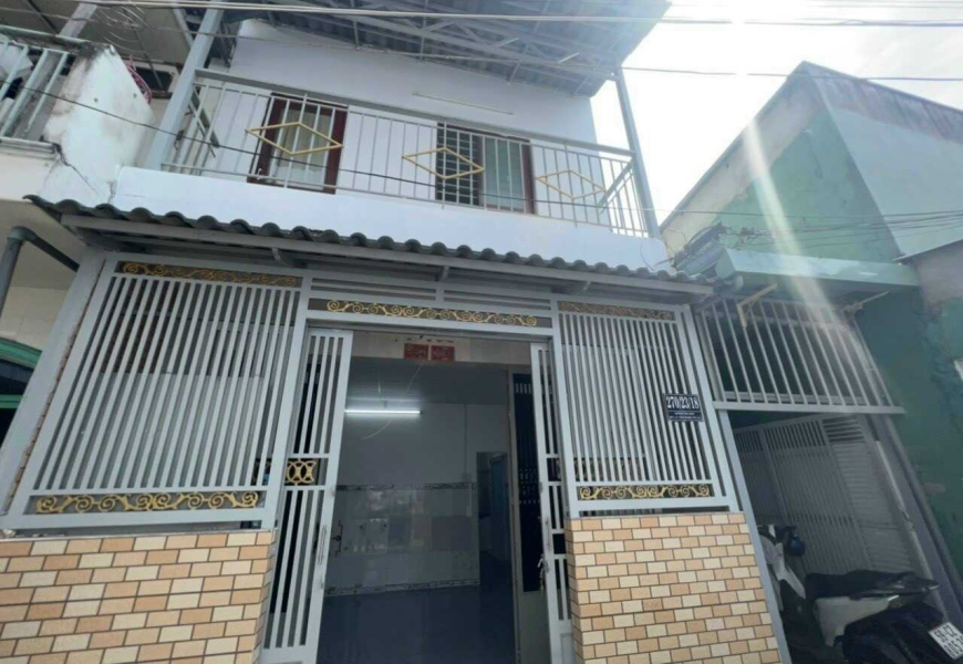 Q7 mà giá chỉ 41tr/m => Giá 9,5tỷ Bán khu nhà trọ 270 HTP Q7  -Dt 230m2 gồm 11p đang cho thuê thu nhập 35tr/tháng  - Vị trí: gần ngay khu chế xuất tân thuận,qua Q4 chỉ cách cây cầu - Pháp lí: sổ hồng riêng. - Giá : 9,5tỷ - Sp : 270