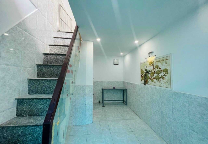 Q7 mà giá chỉ 41tr/m => Giá 9,5tỷ Bán khu nhà trọ 270 HTP Q7  -Dt 230m2 gồm 11p đang cho thuê thu nhập 35tr/tháng  - Vị trí: gần ngay khu chế xuất tân thuận,qua Q4 chỉ cách cây cầu - Pháp lí: sổ hồng riêng. - Giá : 9,5tỷ - Sp : 270