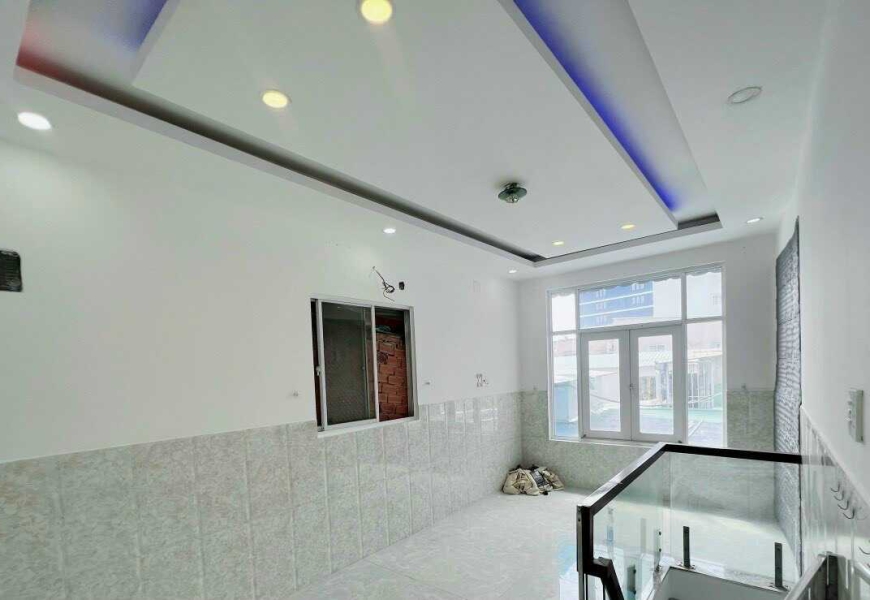 Q7 mà giá chỉ 41tr/m => Giá 9,5tỷ Bán khu nhà trọ 270 HTP Q7  -Dt 230m2 gồm 11p đang cho thuê thu nhập 35tr/tháng  - Vị trí: gần ngay khu chế xuất tân thuận,qua Q4 chỉ cách cây cầu - Pháp lí: sổ hồng riêng. - Giá : 9,5tỷ - Sp : 270