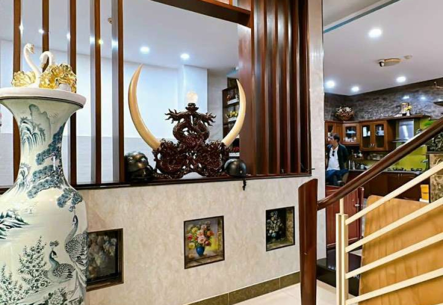 BIỆT THỰ SÁT PHÚ MỸ HƯNG, CÁCH BIG C 500M, 7.6 X 18M 