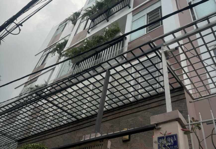 ĐƯỜNG NƠ TRANG LONG, Q. BÌNH THẠNH Bán hiện trạng nhà 21p ( có thể cải tạo thêm 5p theo hstk thành tổng 26p) . Hiện đã có sẳn 4p mẫu căn hộ mini cho thuê full nội thất. Tặng hstk cải tạo. Dòng tiền doanh thu 200tr/ tháng. Dt đất cn 138.8m2 ( 2 sổ riêng). 