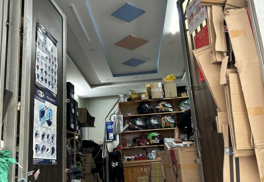 Nhà Hẻm 380 Lê Văn Lương, Q7 - Giá 3.79 Tỷ TL - D. Tích: 4.2x8.1 - Nhà trệt lầu kiên cố, 2PN, 2WC. - Nhà 2 mặt tiền trước sau, có của hậu thoáng mát. Hẻm 3m thông thoáng. - Sổ Hồng hoàn công.