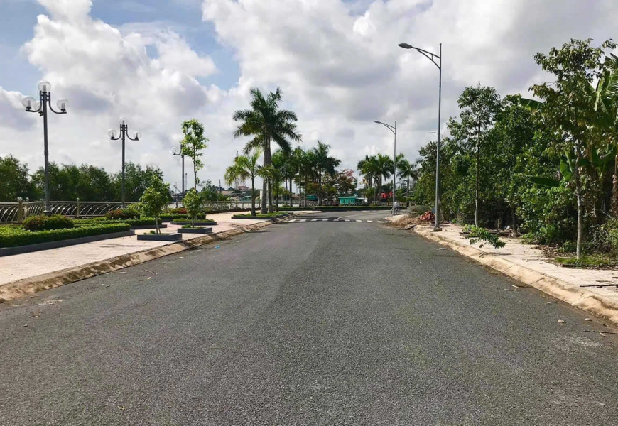 Bán gấp giảm 15tỷ..Giá mới 33tỷ TL   Bán lô đất vị trí đẹp nhất TP Vĩnh Long, ngay đường Bờ Kè và Cồn Chim