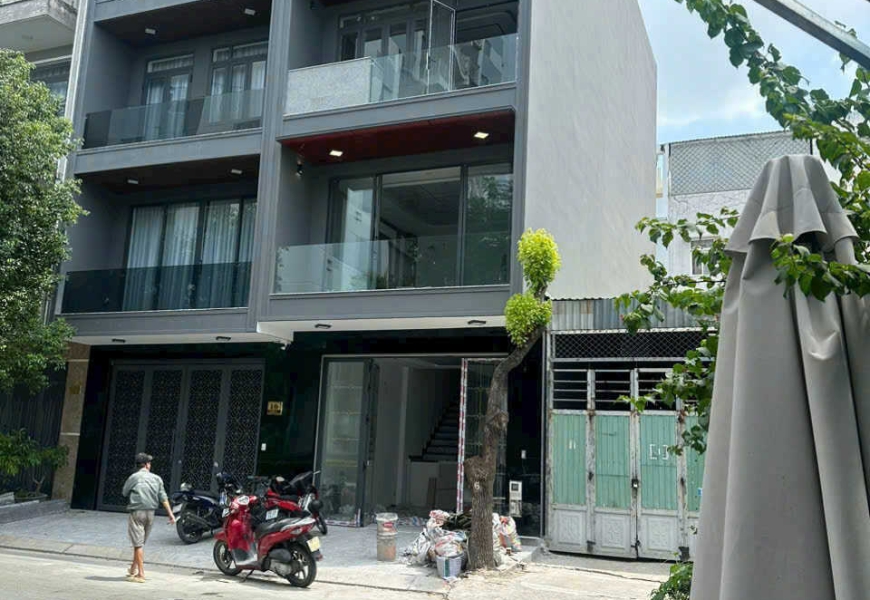 Nhà đẹp 4 lâu + sân thượng. Dt 5x16m, đẹp lung linh , không có căn thứ 2. Khu công ích Q4. Nội thất cao cấp. Vị trí liền kề Phú Mỹ Hưng  Giá: 16,6 tỷ TL