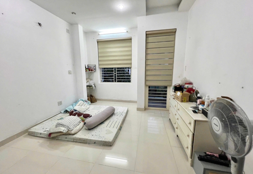 Bán gấp nhà KDC Nam Long Trần Trọng Cung, Q7 - Mặt tiền 8m, xe hơi đậu trong nhà