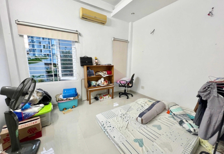 Bán gấp nhà KDC Nam Long Trần Trọng Cung, Q7 - Mặt tiền 8m, xe hơi đậu trong nhà