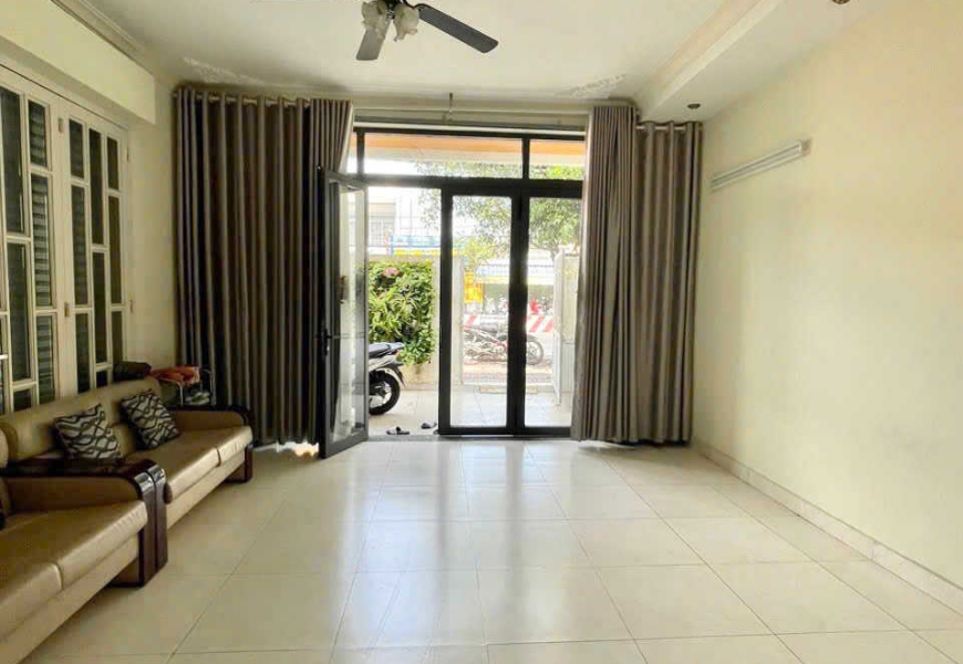 Bán nhà mặt tiền đường Huỳnh Tấn Phát - phường Phú Mỹ - quận 7 khu vực sầm uất kinh doanh mua bán, gần các quận trung tâm