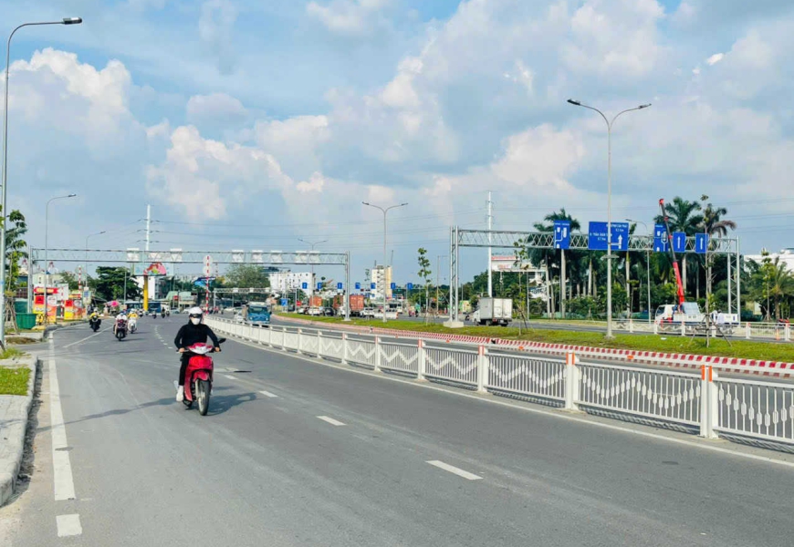 0914020039 EM DUNG Bán Nhà cũ tiện xây mới mặt tiền  rộng 120m Nguyễn văn linh,Q7