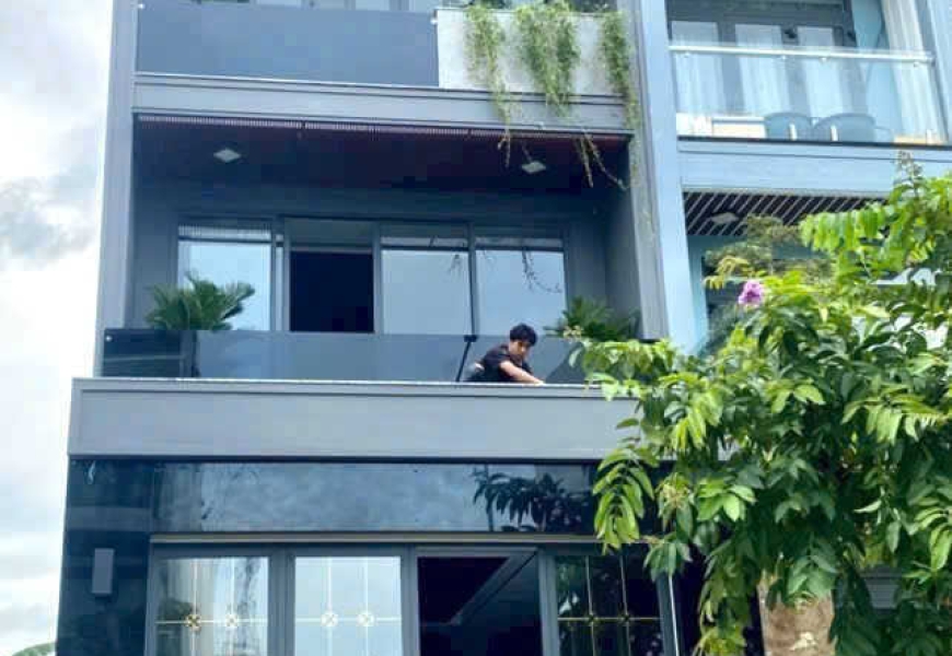 BÁN NHÀ MỚI 100% 3 LẦU SÂN THƯỢNG ĐƯỜNG SỐ PHẠM HỮU LẦU, QUẬN 7
