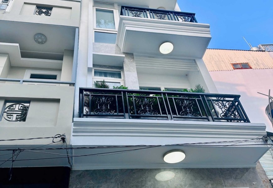 Bán Nhà Full Nội Thất hẻm 6m xe hơi vào tới nhà. Dt: 47m2 (Sổ hồng vuông vức) Xd: 1 trệt 2 lầu sân thượng.  Địa chỉ: 1015/62 Huỳnh Tấn Phát, Phú Thuận, Quận 7  Giá: 7,95 tỷ 