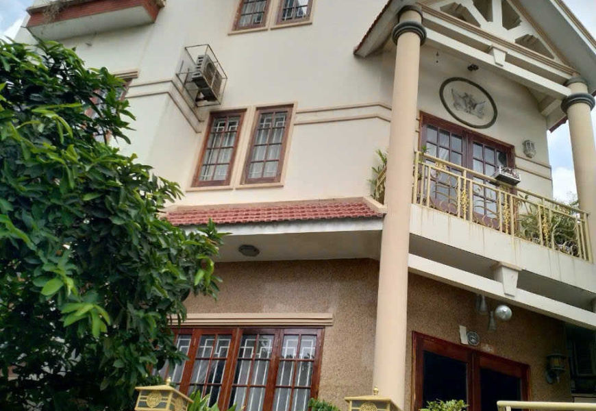 Gia đình cần bán : Nhà hẻm xe hơi đậu cửa, 20m ra Huỳnh Tấn Phát, Quận 7