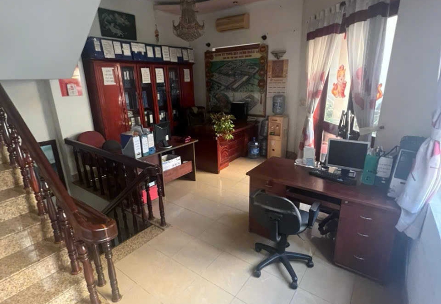 Gia đình cần bán : Nhà hẻm xe hơi đậu cửa, 20m ra Huỳnh Tấn Phát, Quận 7