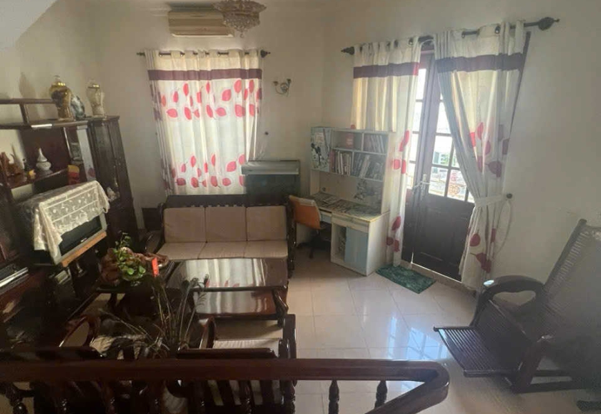 Gia đình cần bán : Nhà hẻm xe hơi đậu cửa, 20m ra Huỳnh Tấn Phát, Quận 7