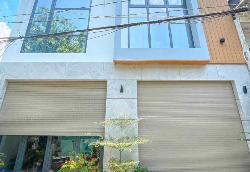BÁN GẤP NHÀ QUẬN 7 hẻm xe hơi đường Nguyễn Văn Linh,Q7